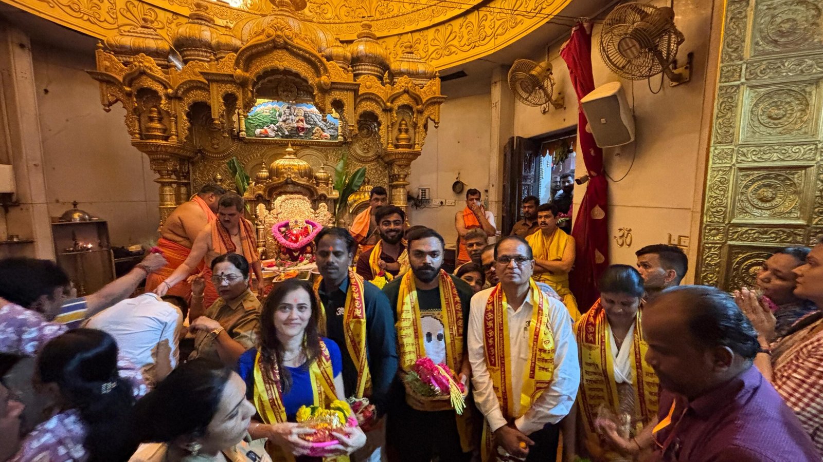 सिद्धिविनायकाच्या चरणी पोहोचली ‘अवकारीका’ चित्रपटाची टीम; यशासाठी घेतले बाप्पाचे आशीर्वाद