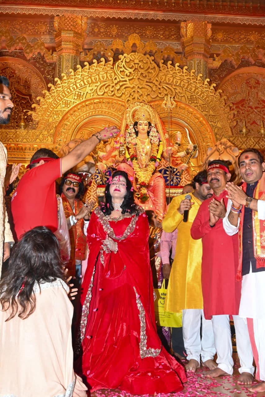 ममतामयी राधे माँ जींच्या आशीर्वादाने दुर्गाष्टमी पूजेत भरला भक्तीचा आणि देशभक्तीचा रंग