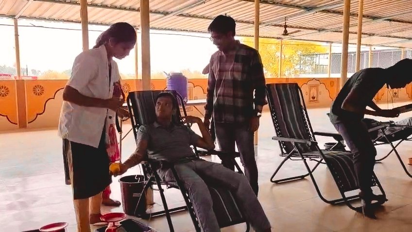 गुरुमाऊली आण्णासाहेब मोरे यांच्या अभिष्टचिंतनानिमित्त इचलकरंजी स्वामी समर्थ सेवा केंद्रात रक्तदान शिबीर